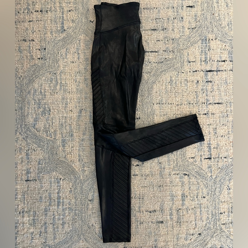 Leather leggings with detailing
